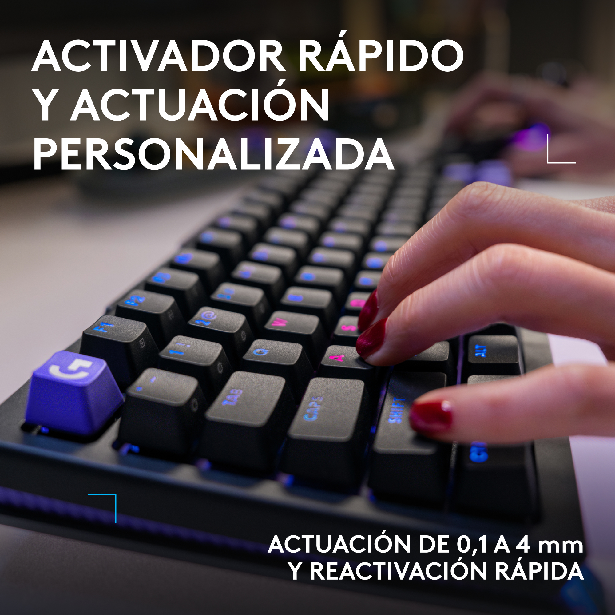 Una mano con uñas rojas escribe en un teclado retroiluminado con teclas azules.