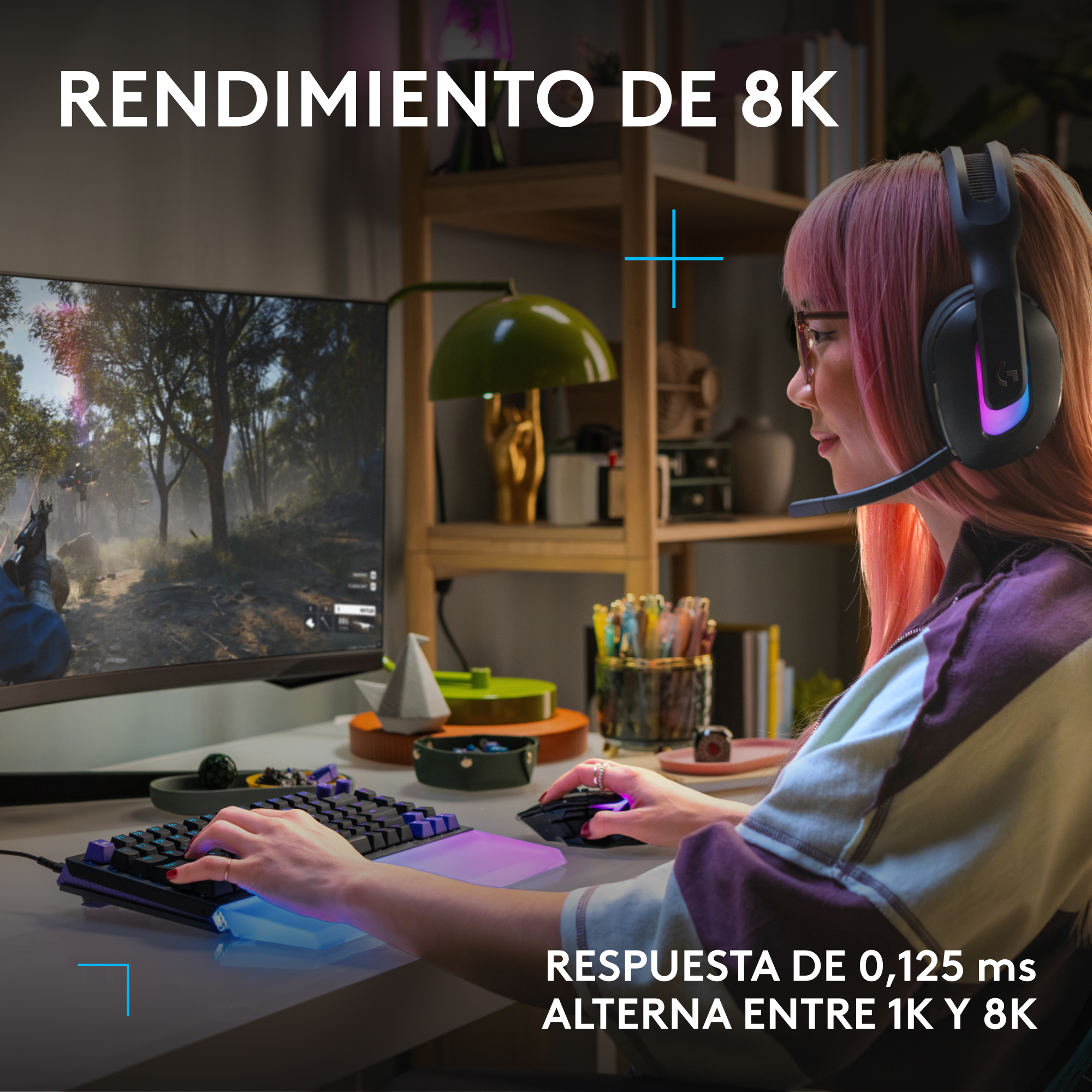 Una mujer con pelo rosa juega un videojuego en un monitor 8K con auriculares.