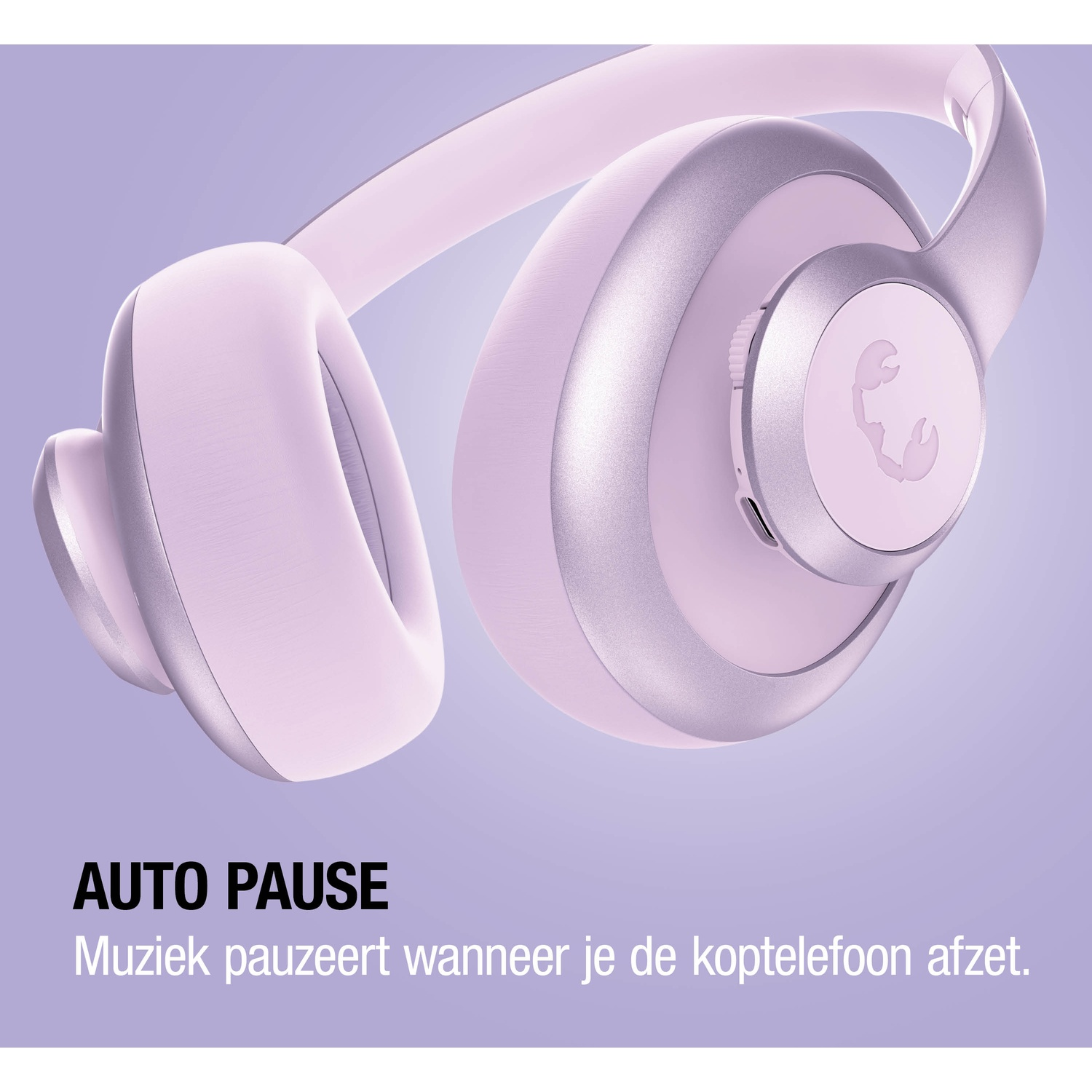 Casque violet avec des accents argentés sur un fond violet doux.