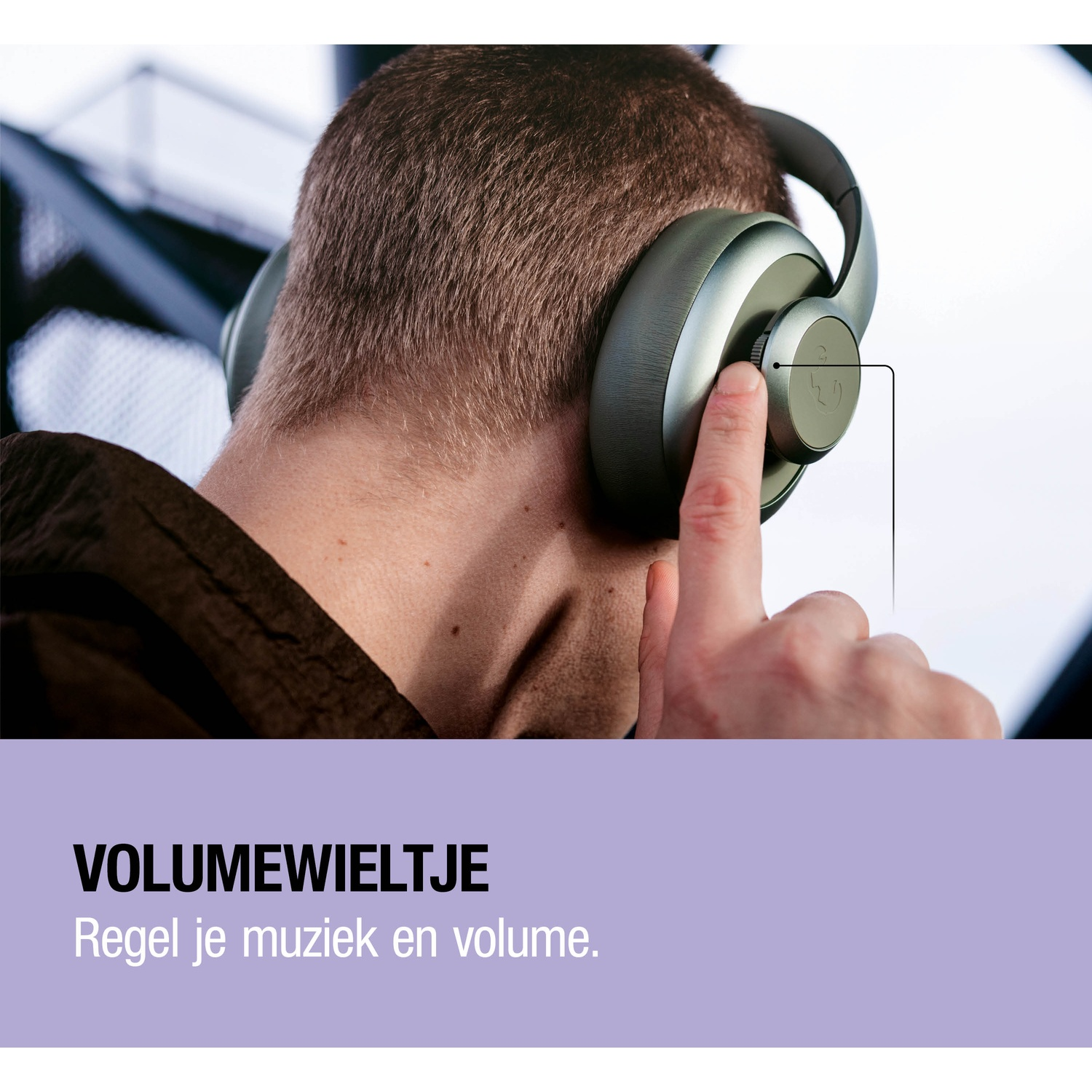 Homme portant un casque, doigt ajustant la molette de volume.