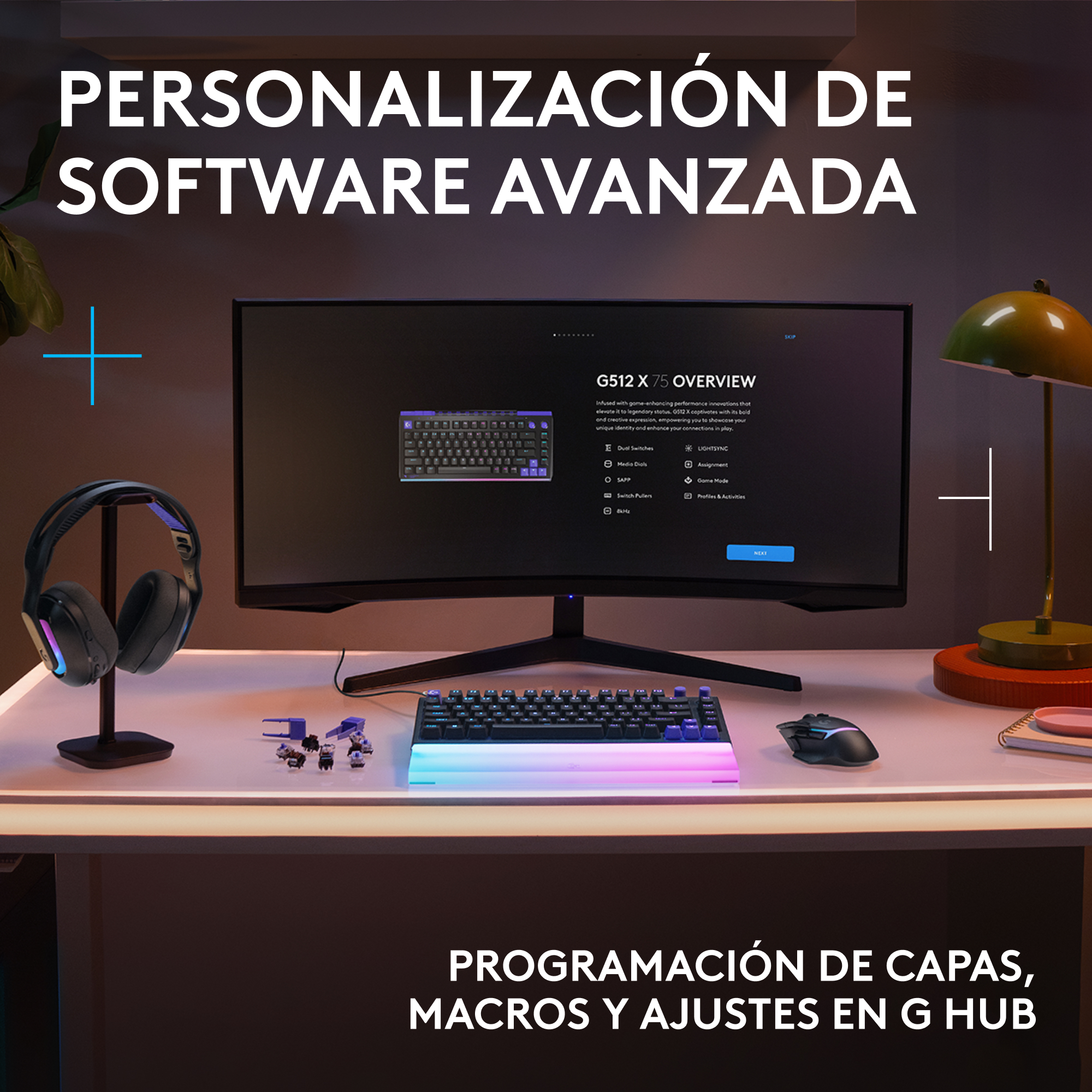 Un escritorio con equipo de juego: auriculares, teclado, ratón y monitor.