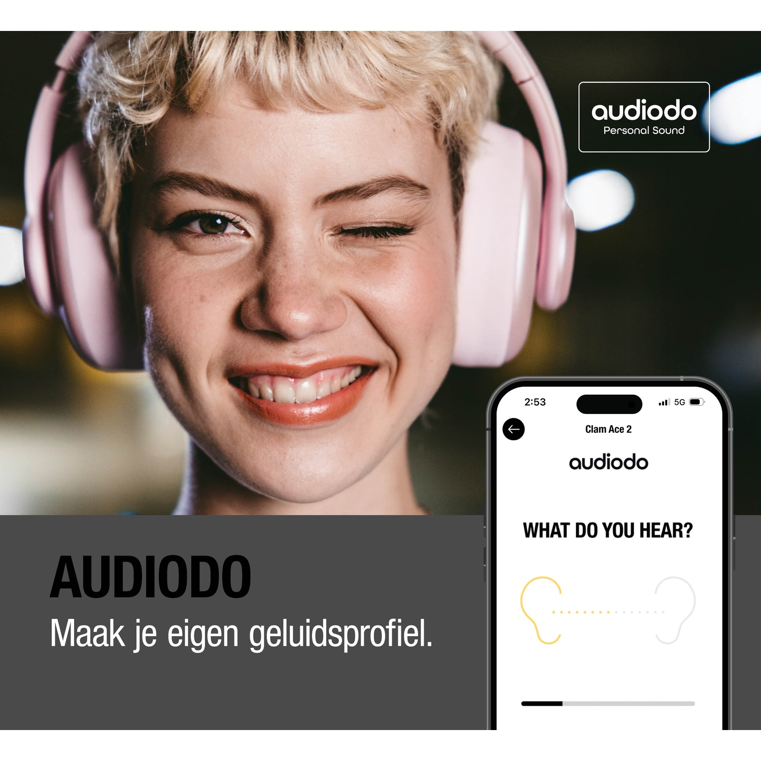 Femme avec casque rose fait un clin d'œil ; téléphone affiche une application avec icônes d'oreilles.