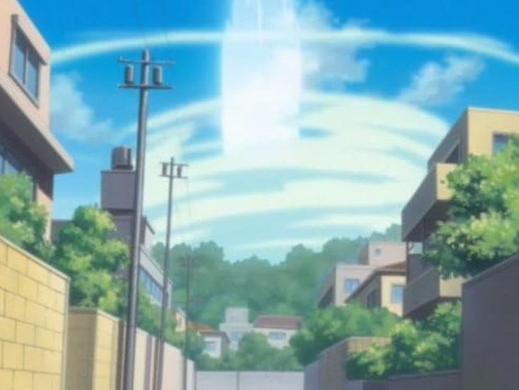 Ein heller Lichtstrahl scheint vom Himmel auf eine Stadtstraße mit Häusern und Bäumen.
