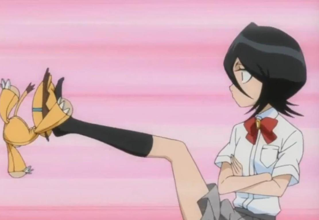 Ein Anime-Mädchen in Uniform tritt nach vorne. Ein gelbes Wesen wird getroffen.