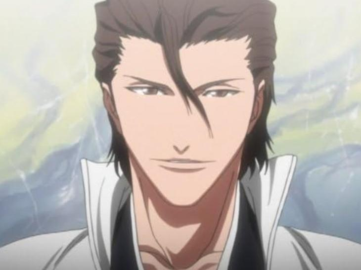 Ein Anime-Charakter mit braunen Haaren und einem weißen Kragen lächelt.