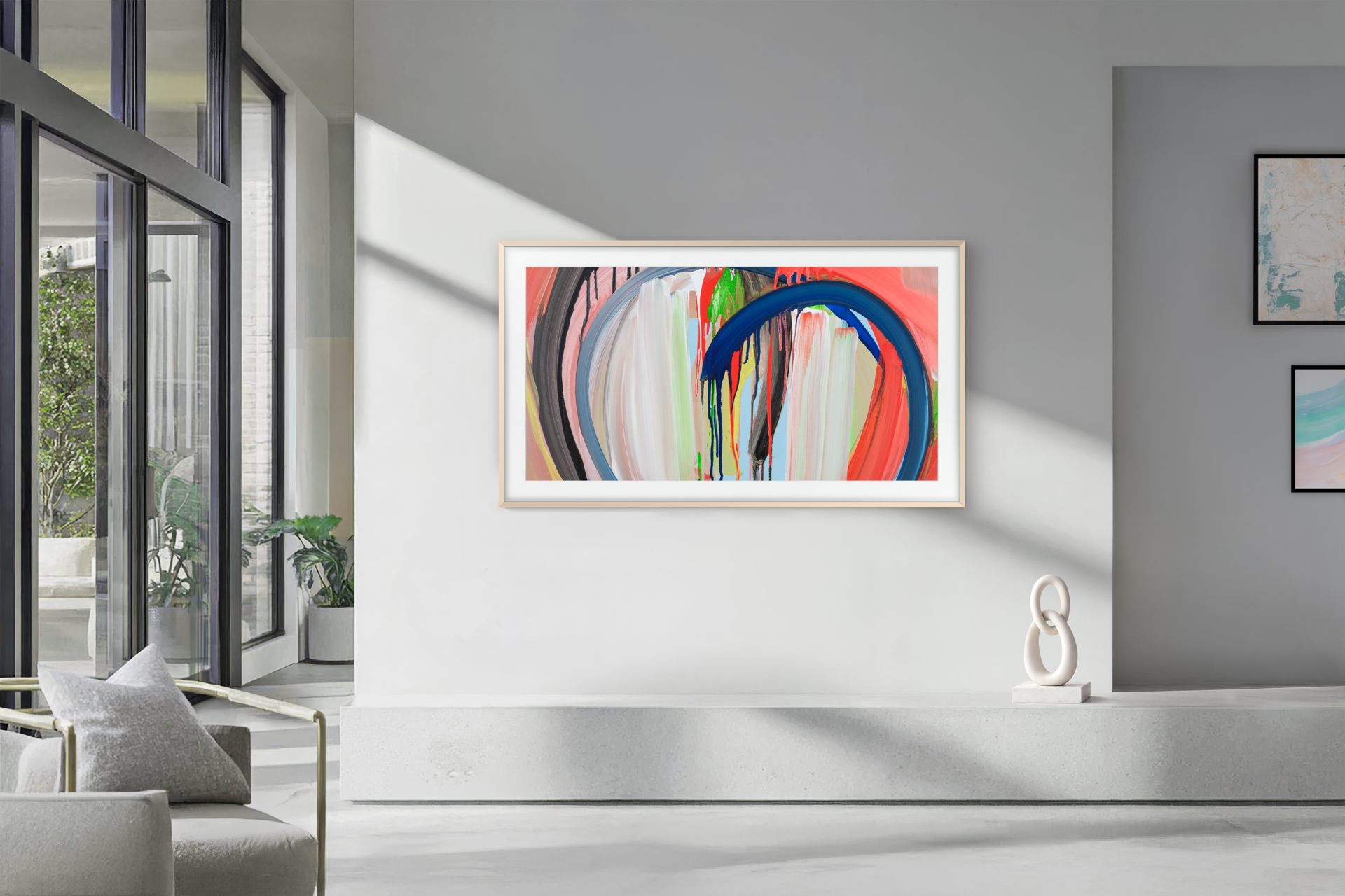 Ein modernes Wohnzimmer mit Kunstwerk an der Wand und einem Fenster.