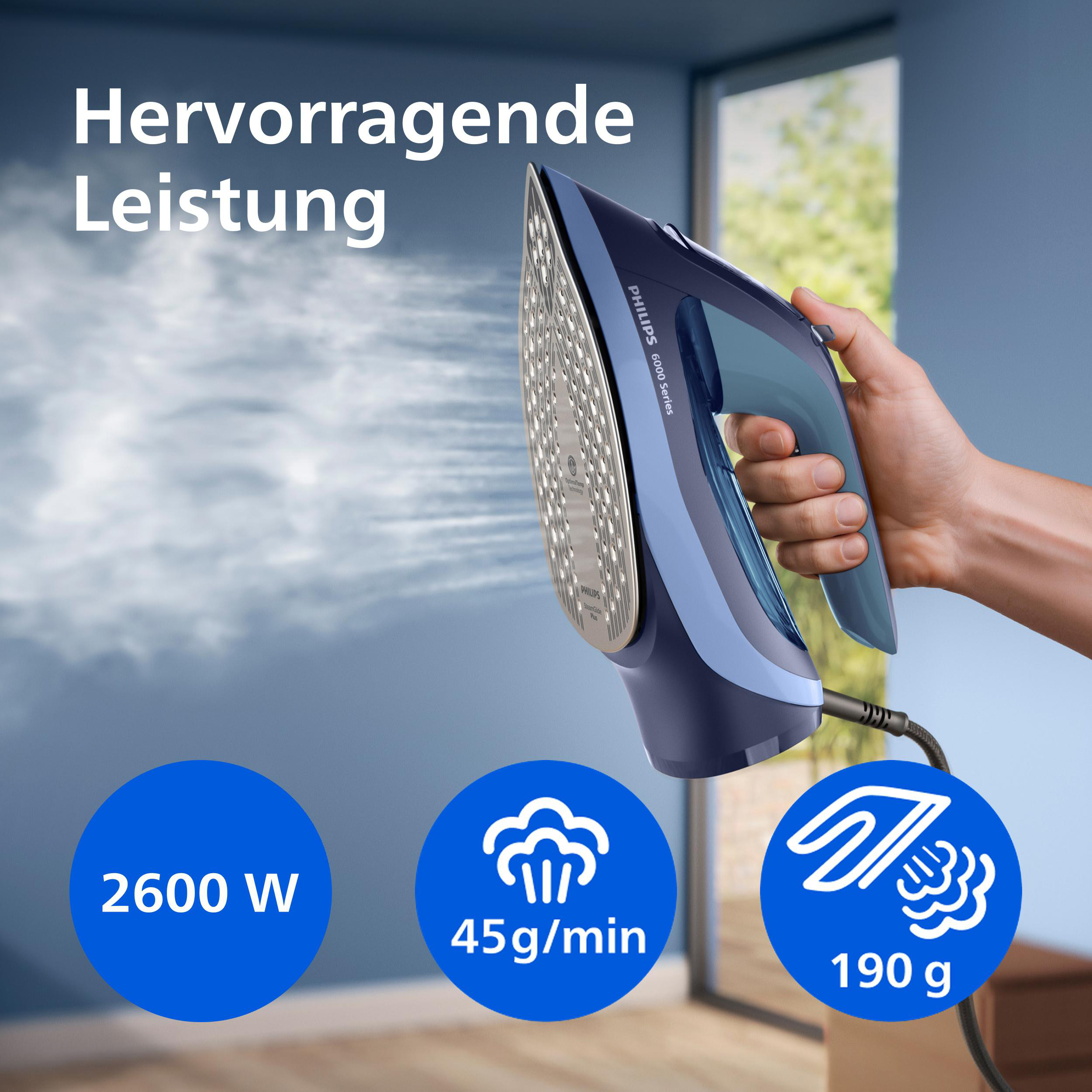Eine Hand hält ein blaues Philips Bügeleisen, das Dampf sprüht. Es hat 2600 W.