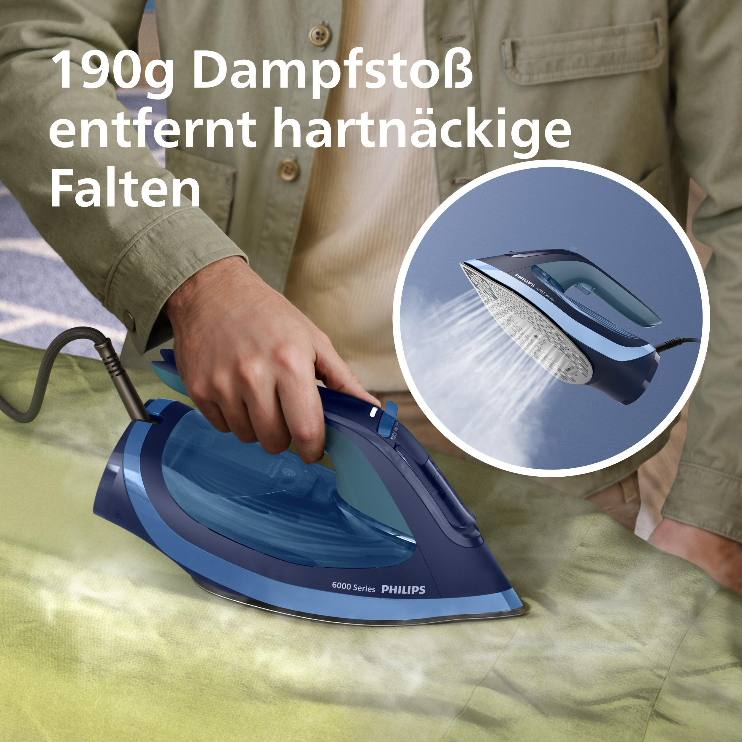 Eine Hand benutzt ein blaues Philips Bügeleisen, um Falten aus einem Stoff zu entfernen.
