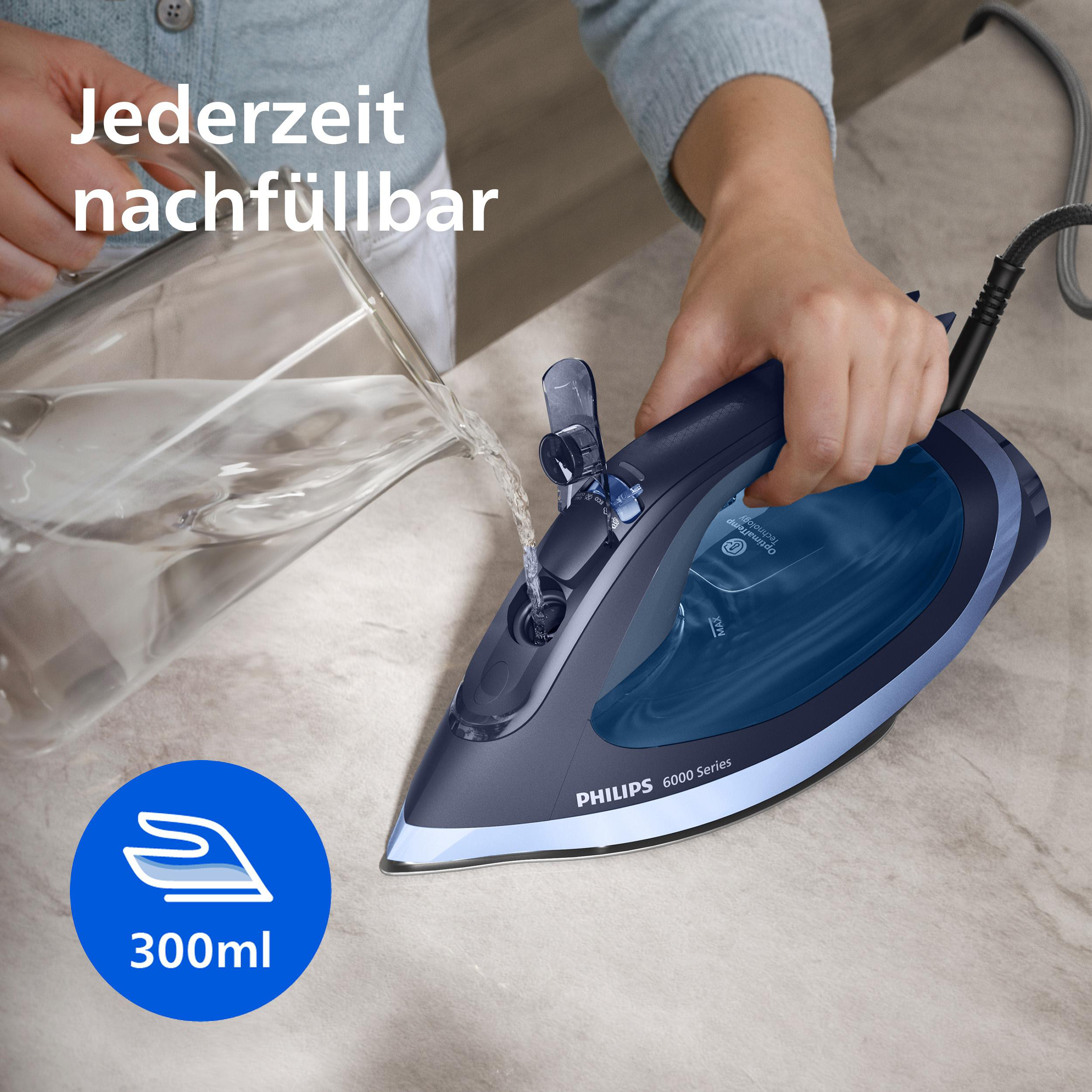 Wasser wird in ein Bügeleisen gegossen. 300ml Kapazität.