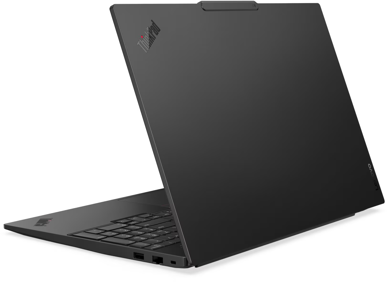 Fekete laptop ThinkPad logóval és billentyűzettel, oldalról mutatva.