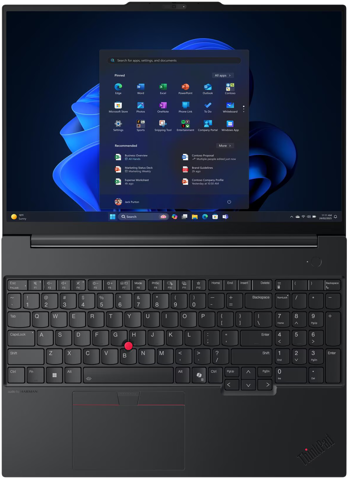 Egy nyitott laptop Windows 11 Start menüvel és billentyűzettel.