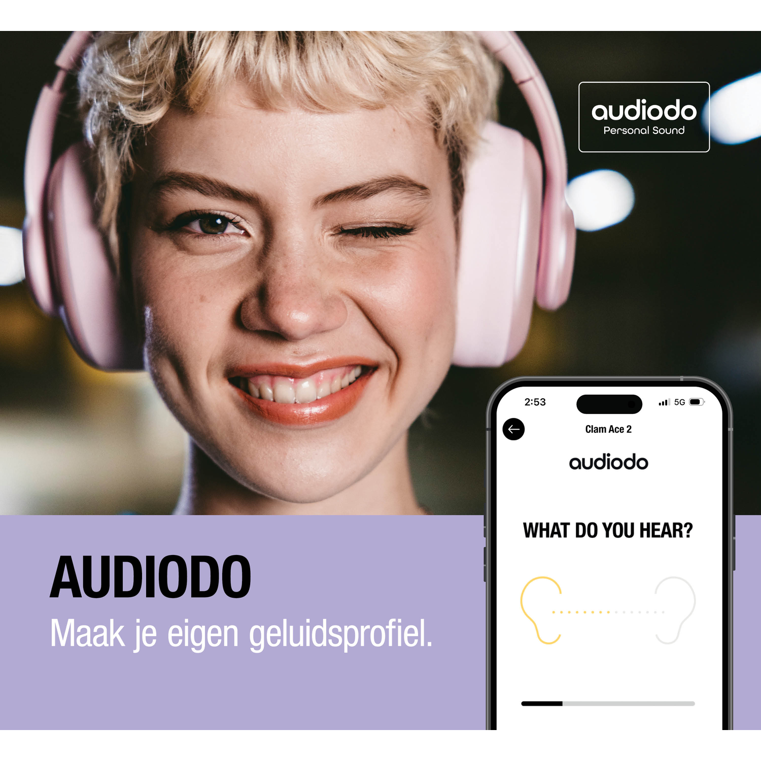 Vrouw knipoogt met roze koptelefoon, telefoon toont app met gehoortest.
