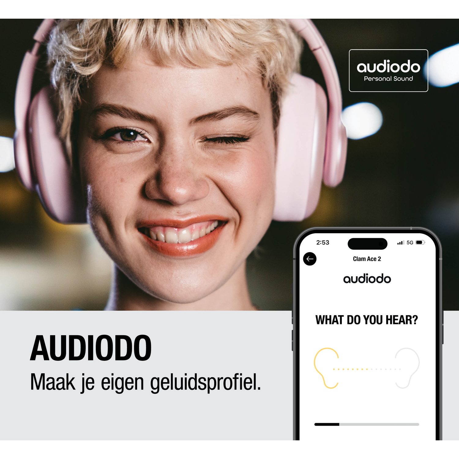 Vrouw met roze koptelefoon knipoogt, app toont "Wat hoor je?".