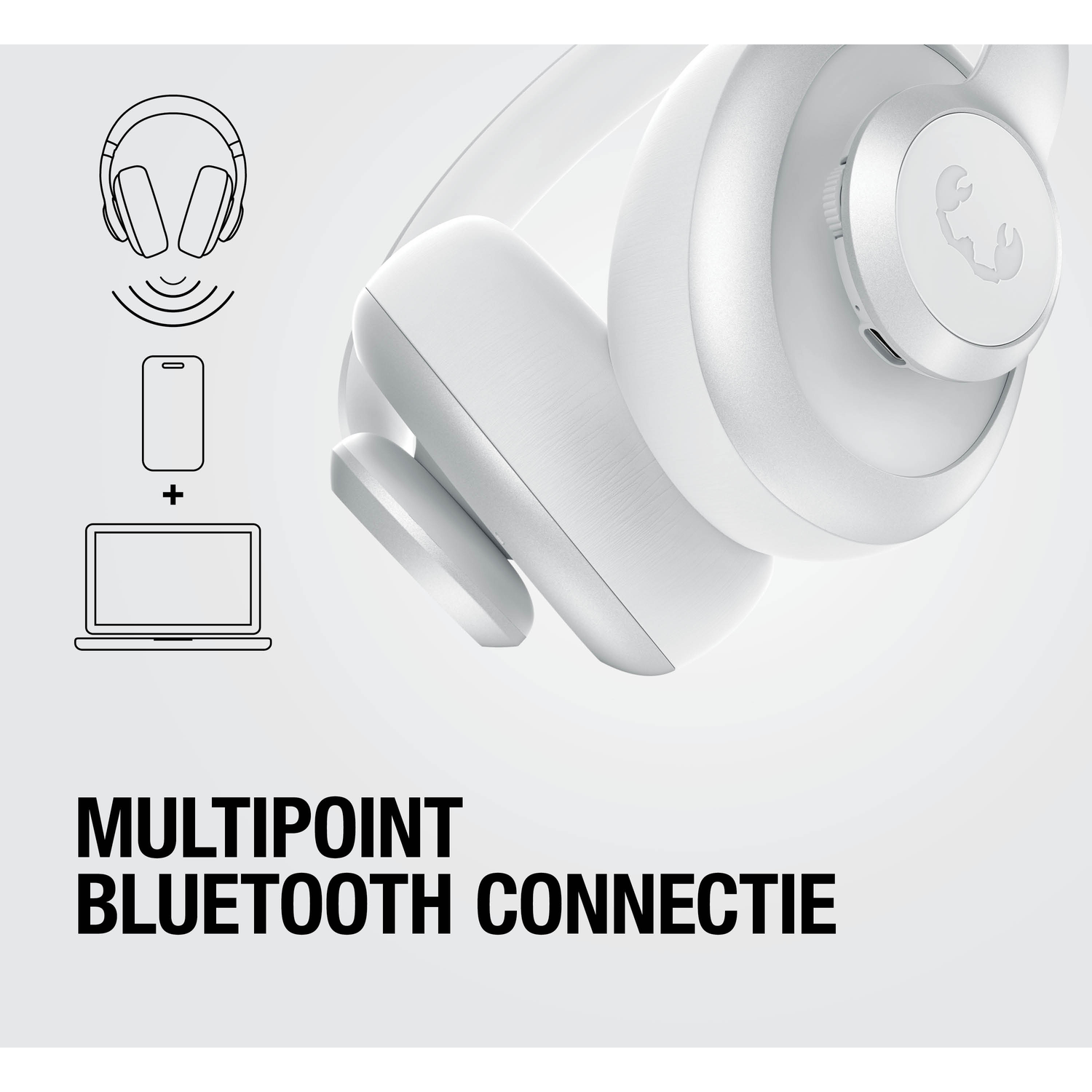 Witte koptelefoon verbindt met telefoon en laptop.
