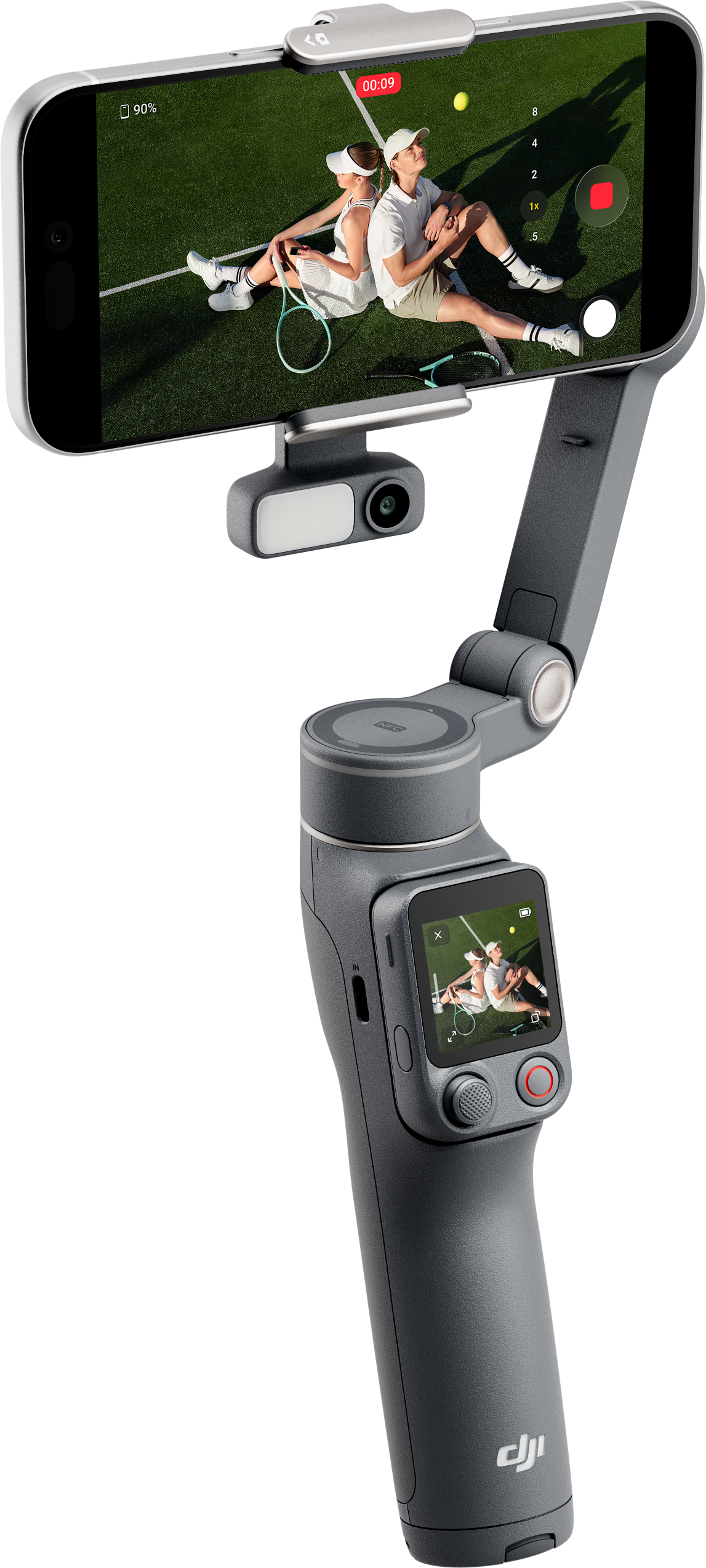 Un gimbal tiene uno smartphone che mostra una partita di tennis. Due giocatori seduti in campo.