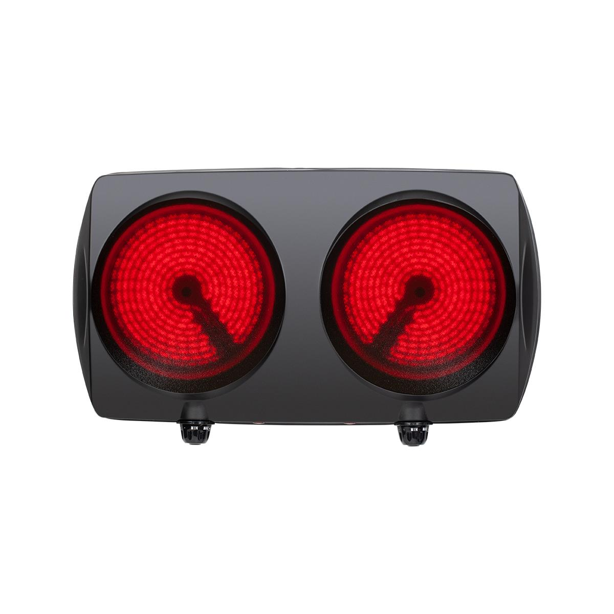 Fornello elettrico doppio nero con due resistenze rosse incandescenti.