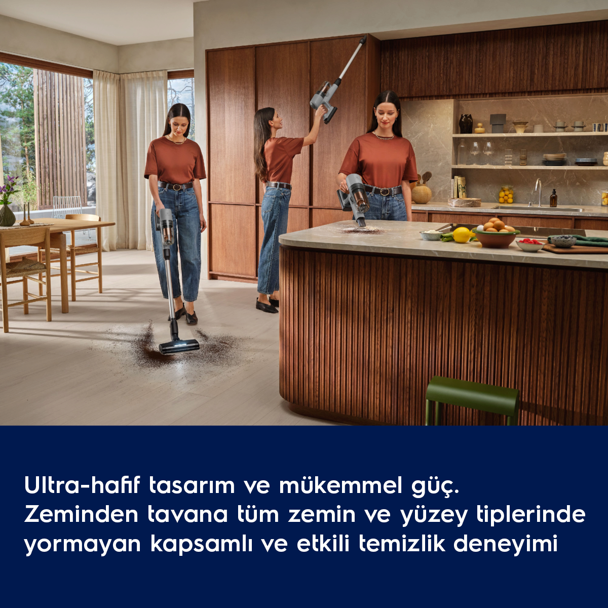 Modern bir evde üç kadın kablosuz süpürge kullanıyor.