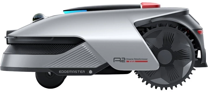Silberner Mähroboter mit großen Rädern, Kamera und blauen/roten Lichtern.