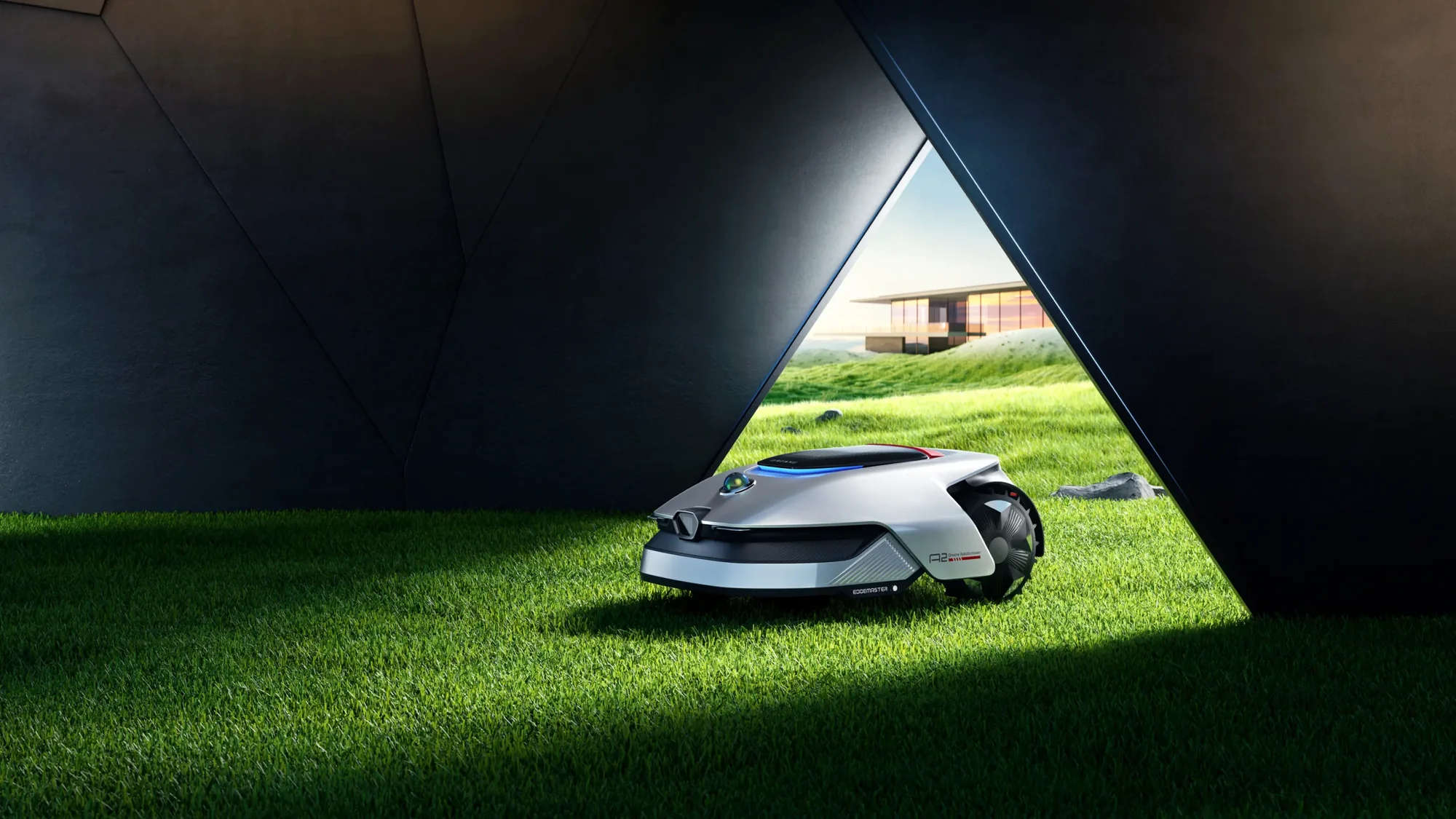 Ein weißer Mähroboter steht auf einem grünen Rasen vor einer modernen Architektur.