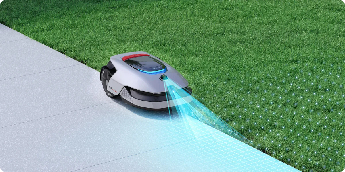 Ein Mähroboter fährt auf einem Gehweg neben einem Rasen mit blauen Lichtern.
