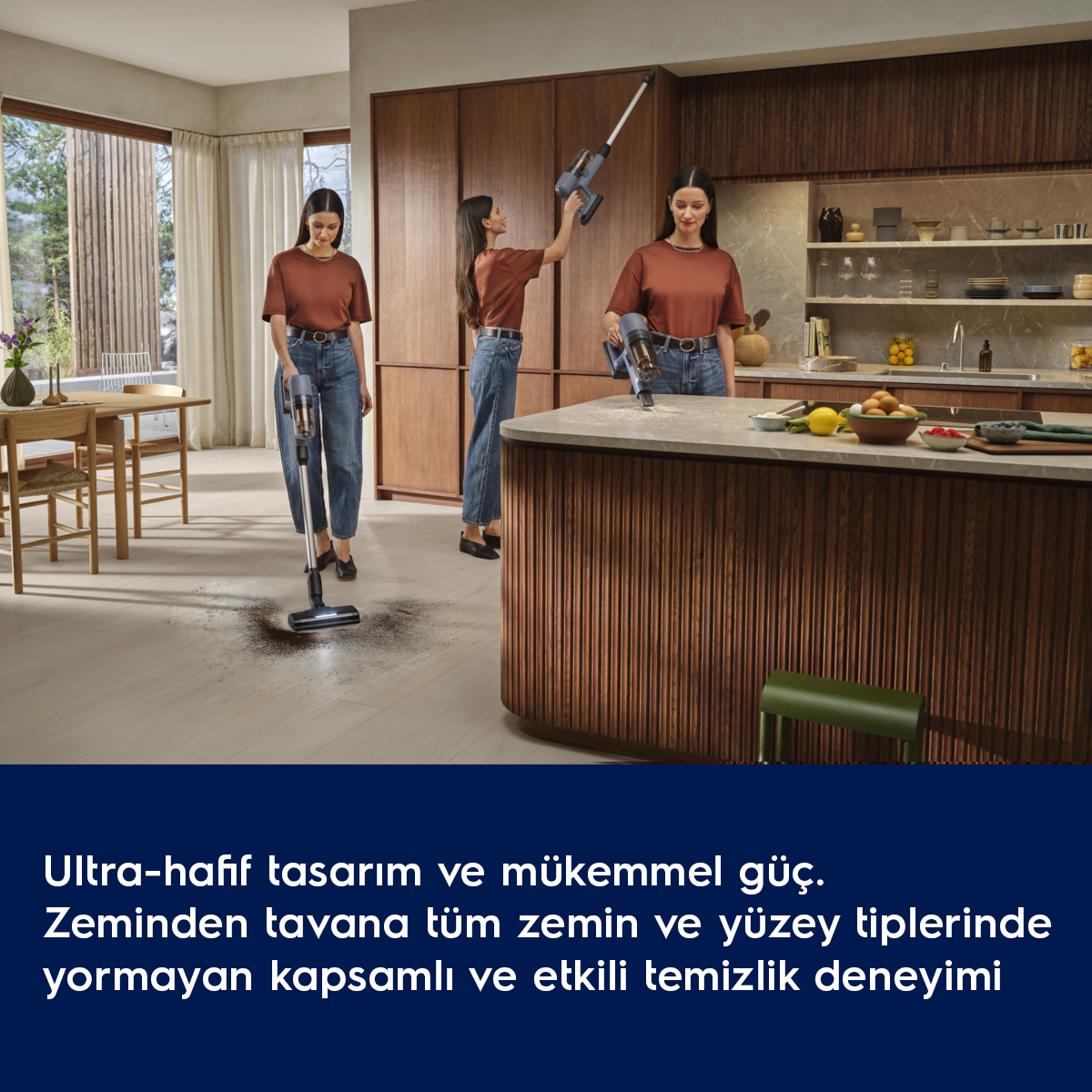 Üç kadın elektrikli süpürgeyle evi temizliyor. Biri zemini, biri yüksek tavanı, biri tezgâhı süpürüyor.