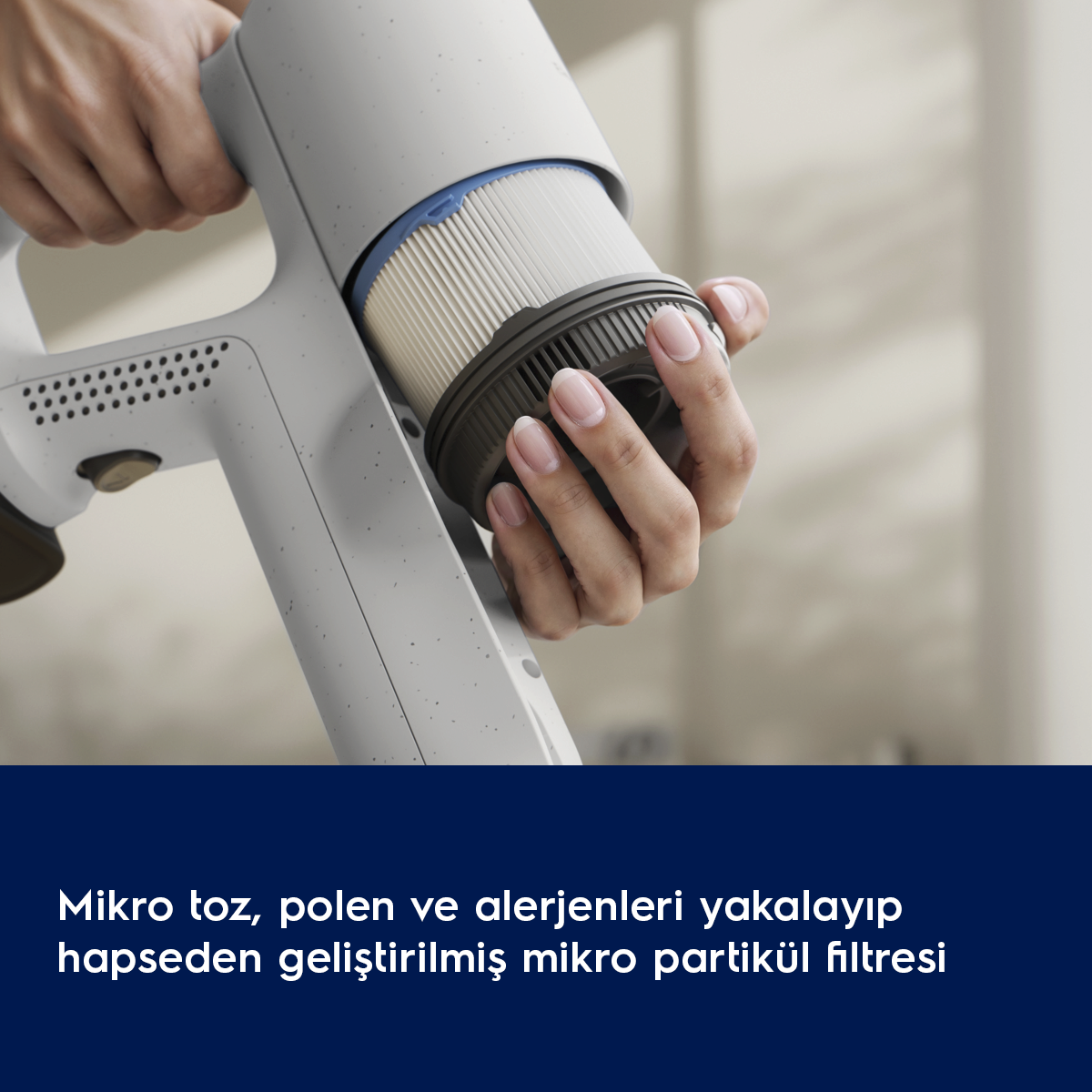 Bir el elektrikli süpürge filtresi tutuyor. Yakın çekim.