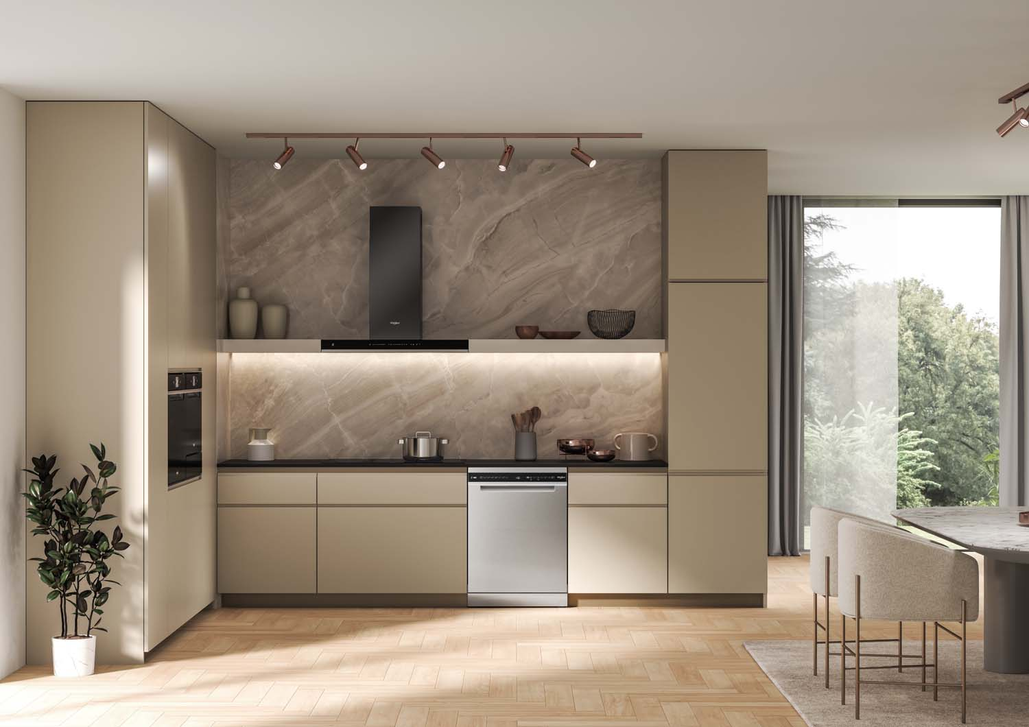 Cucina moderna beige con paraschizzi in marmo, cappa nera e zona pranzo.