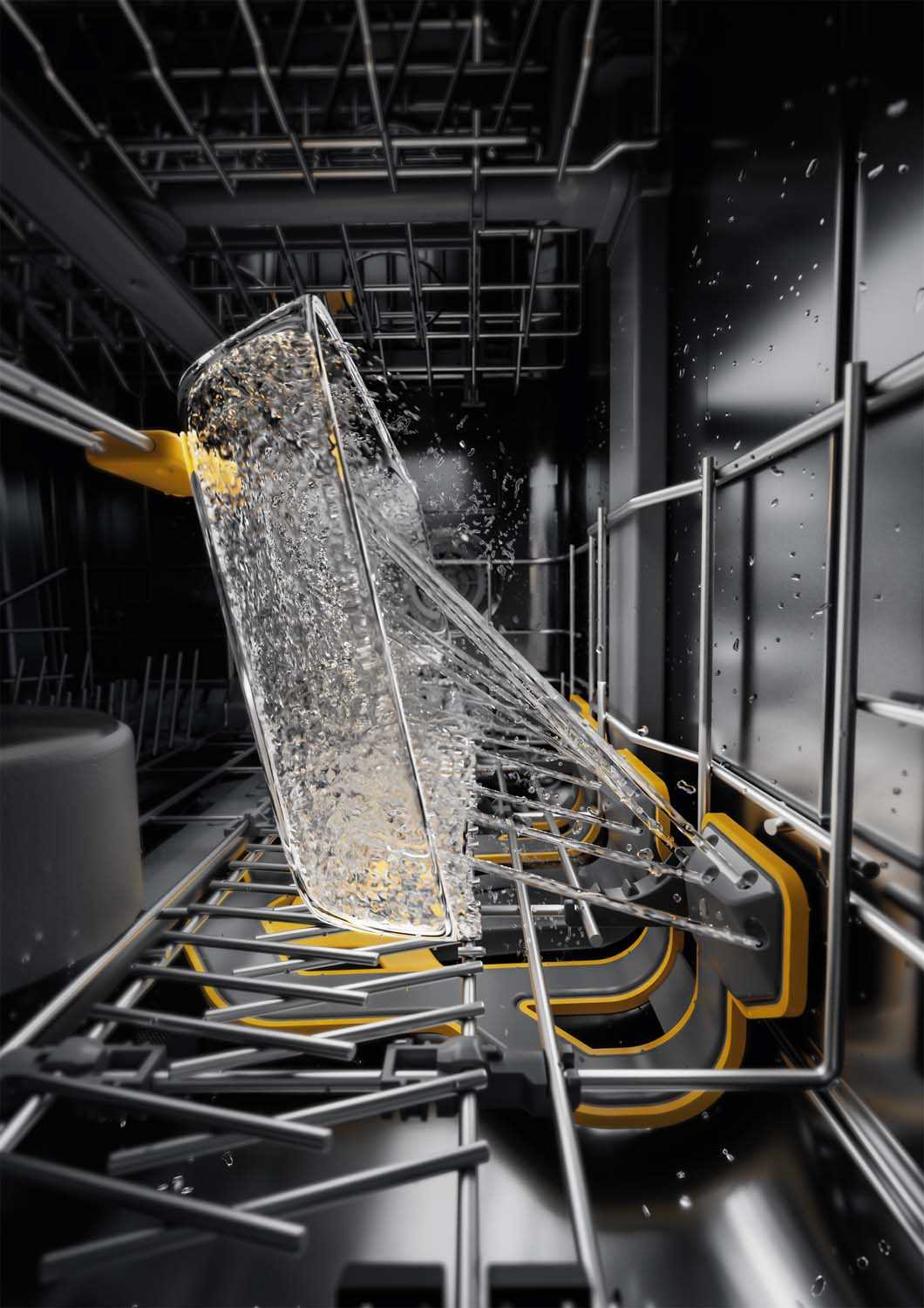 Un bicchiere viene sciacquato con acqua all'interno di una lavastoviglie.