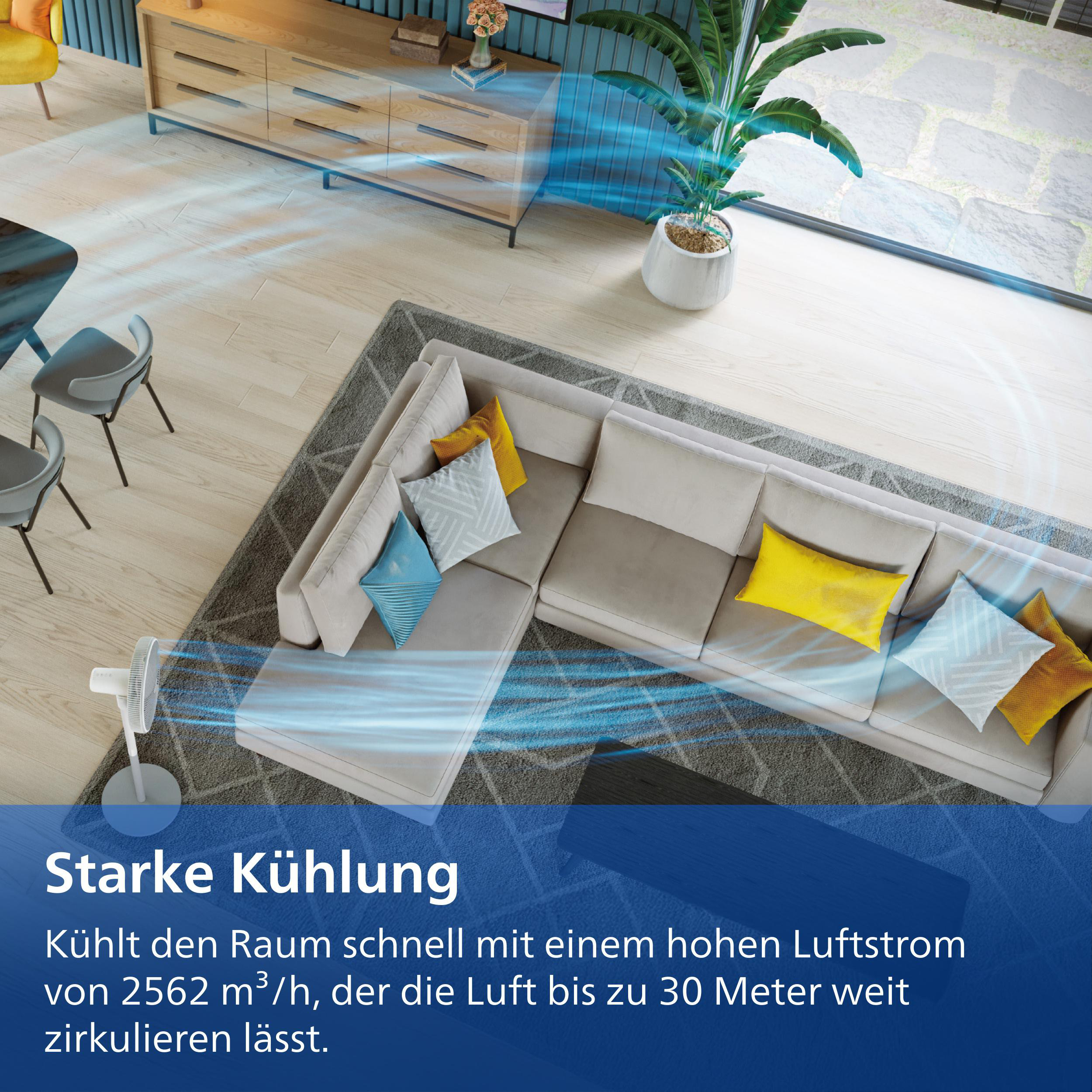 Ein Ventilator kühlt ein helles Wohnzimmer mit blauem Luftstrom.