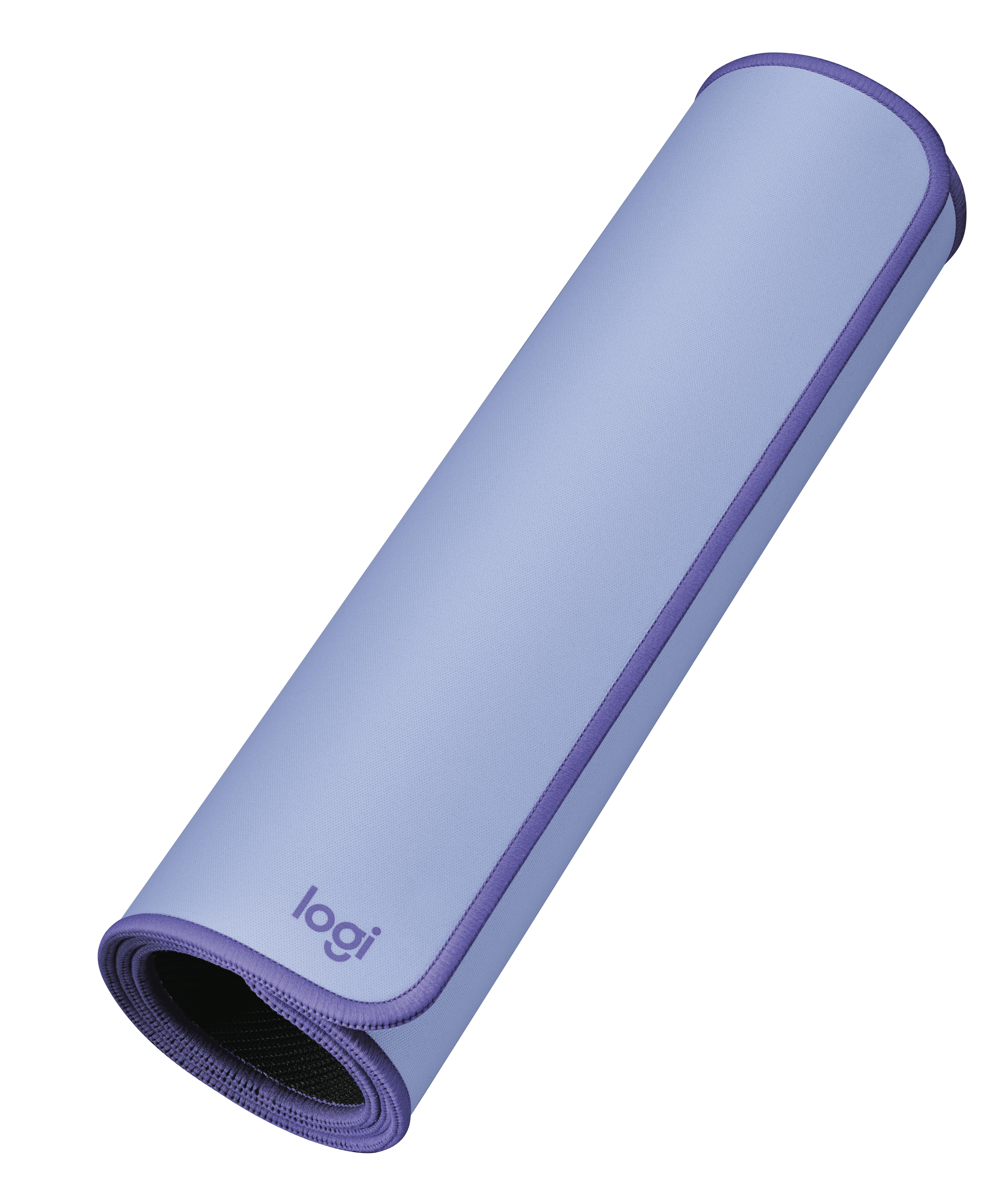 Ein hellviolettes Logitech Mauspad, das aufgerollt ist und lila Kanten hat.