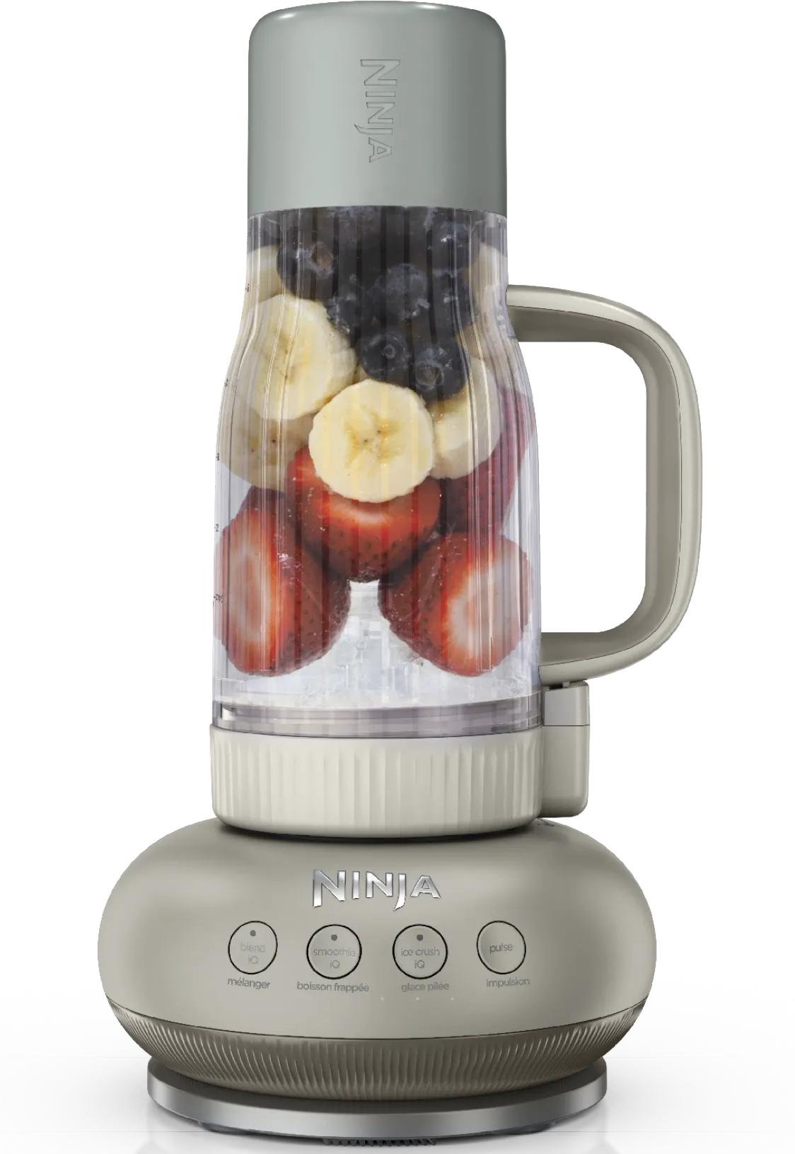Ninja Mixer mit Erdbeeren, Blaubeeren und Bananenscheiben über Eis.