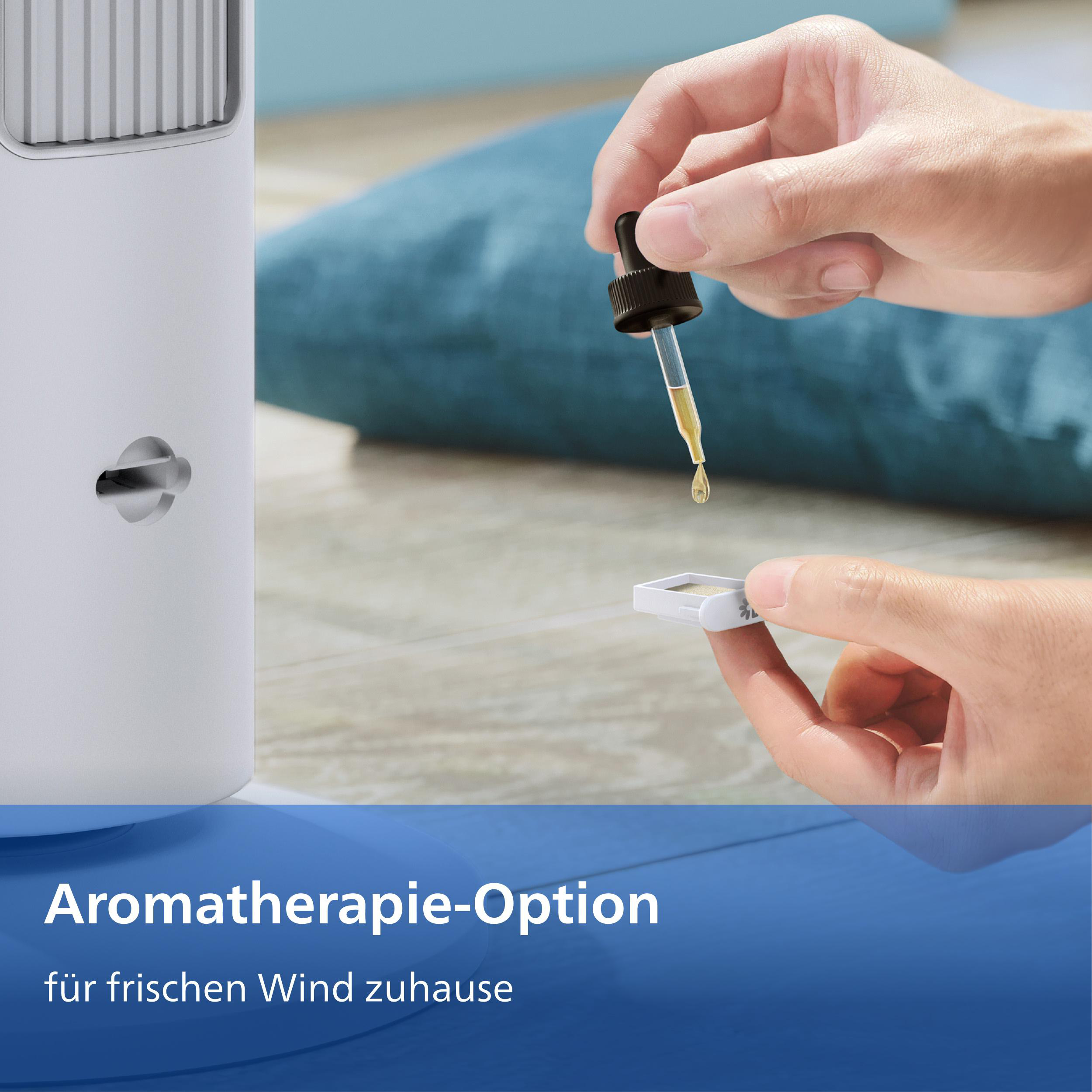 Hände fügen einem Diffusor ätherisches Öl hinzu.