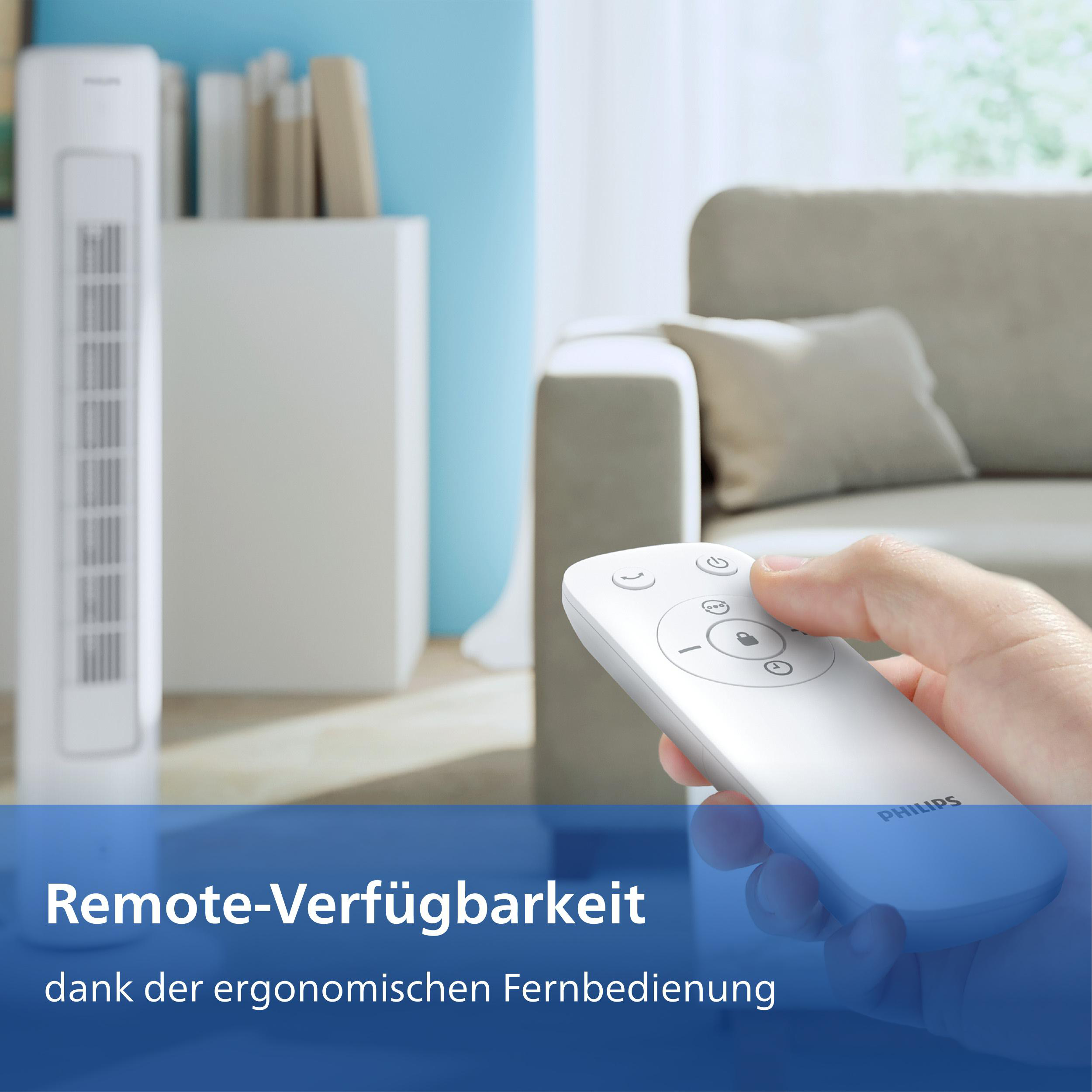 Weiße Fernbedienung in der Hand, Lüfter im Hintergrund.