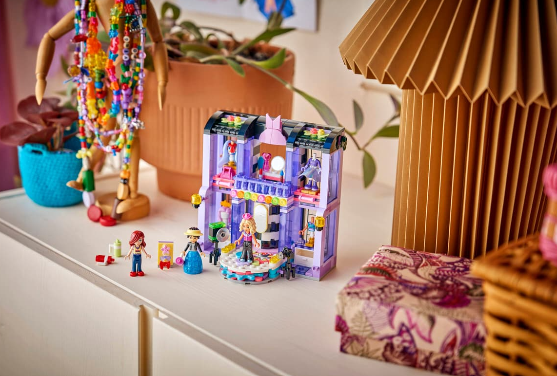 Lego-Boutique mit Figuren und Perlenkette auf einem Regal.