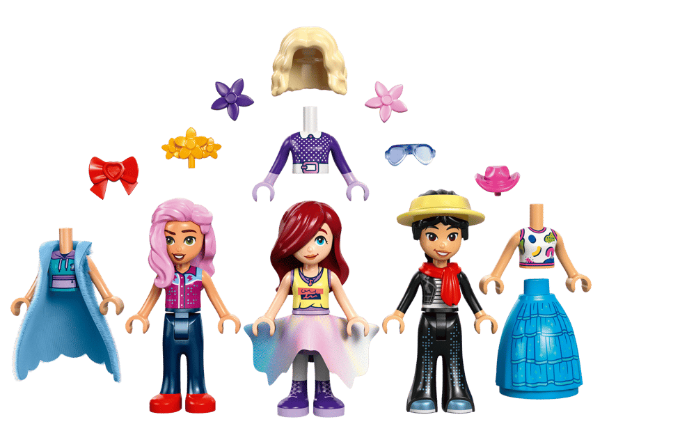 Drei Lego-Figuren mit Kleidung und Accessoires auf weißem Hintergrund.