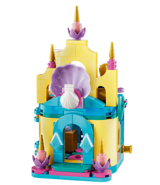 Ein gelbes Lego-Schloss mit blauem Dach, Muschel und goldenen Spitzen.