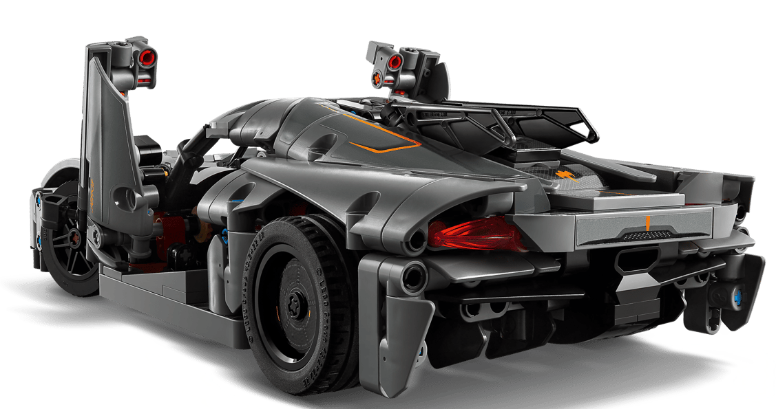 Ein graues Lego-Technic-Sportwagenmodell mit orangefarbenen Akzenten, gesehen von hinten.