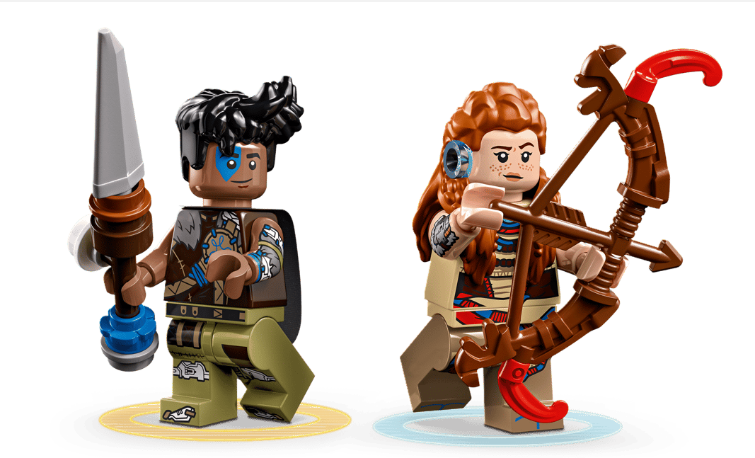 Zwei Lego-Figuren: ein Mann mit Speer und ein Mädchen mit Bogen und Pfeil.