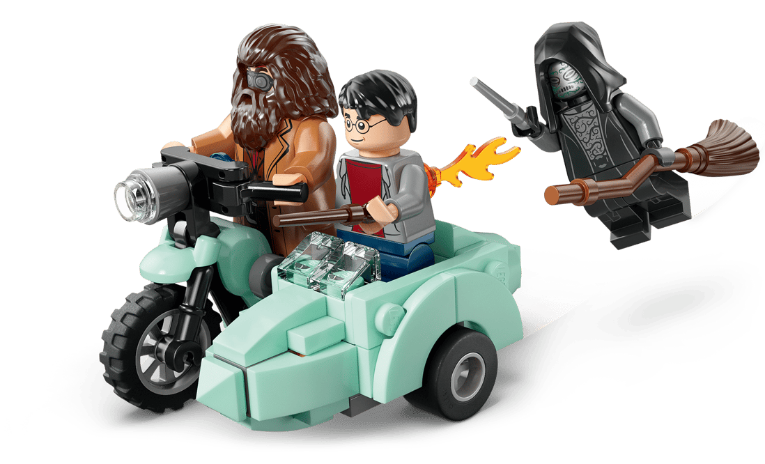 Lego Hagrid fährt ein Motorrad mit Beiwagen, das Harry Potter trägt, verfolgt von Voldemort auf einem Besen.