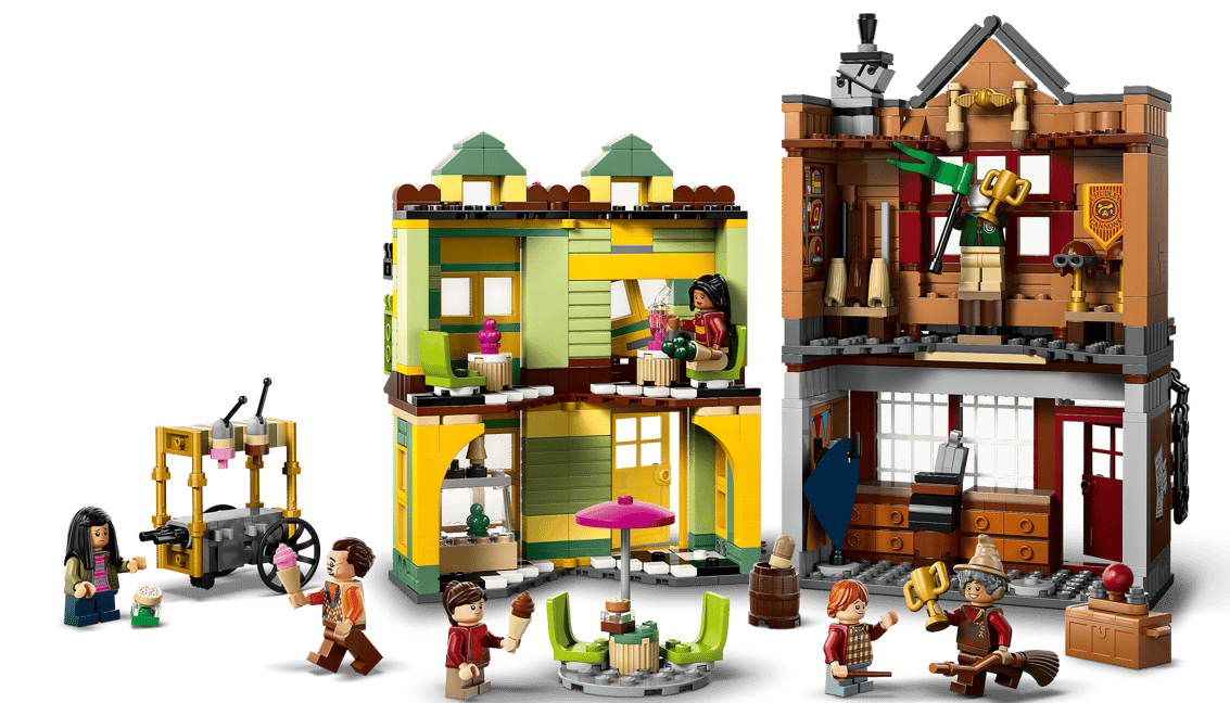 Lego-Set mit zwei Gebäuden, Eiswagen und Figuren. Ein Gebäude ist gelb und grün, das andere braun.