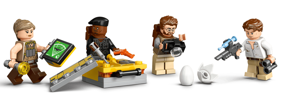 Vier Lego-Figuren mit Ausrüstung, darunter eine mit Radar, eine mit Spritze und ein Ei.