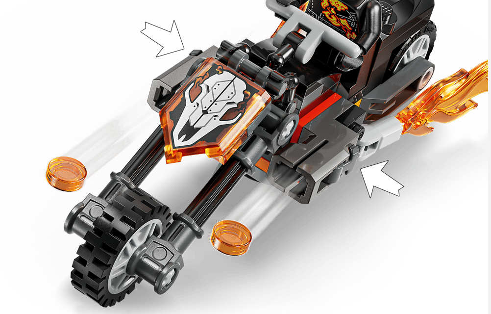 Ein Lego-Motorrad mit einem Schädel-Symbol und Flammen, das orange Scheiben abfeuert.