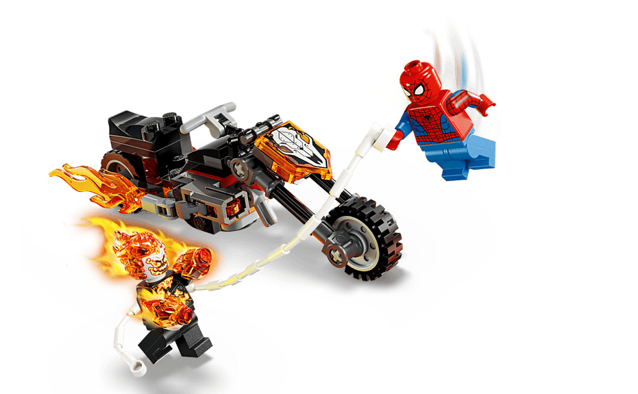 Ghost Rider und Spider-Man Lego-Figuren kämpfen mit einem flammenden Motorrad.