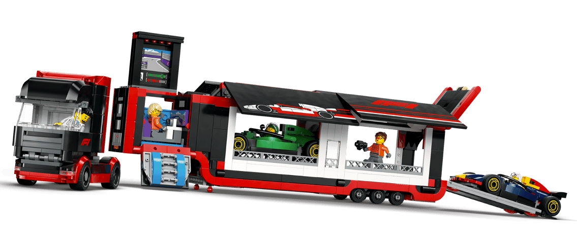 Ein Lego-Rennwagen-Transporter mit zwei Rennwagen, einer grün, einer blau/rot.