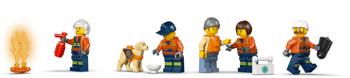 Lego-Feuerwehrleute mit Hund und Erste-Hilfe-Kasten vor weißem Hintergrund.