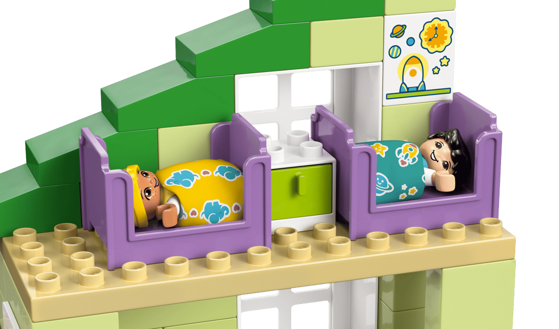 Zwei Lego-Figuren in lilafarbenen Betten, eines gelb, das andere mit Weltraumprint.