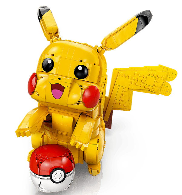 Ein gelber Lego-Pikachu sitzt mit einem Pokeball auf weißem Hintergrund.