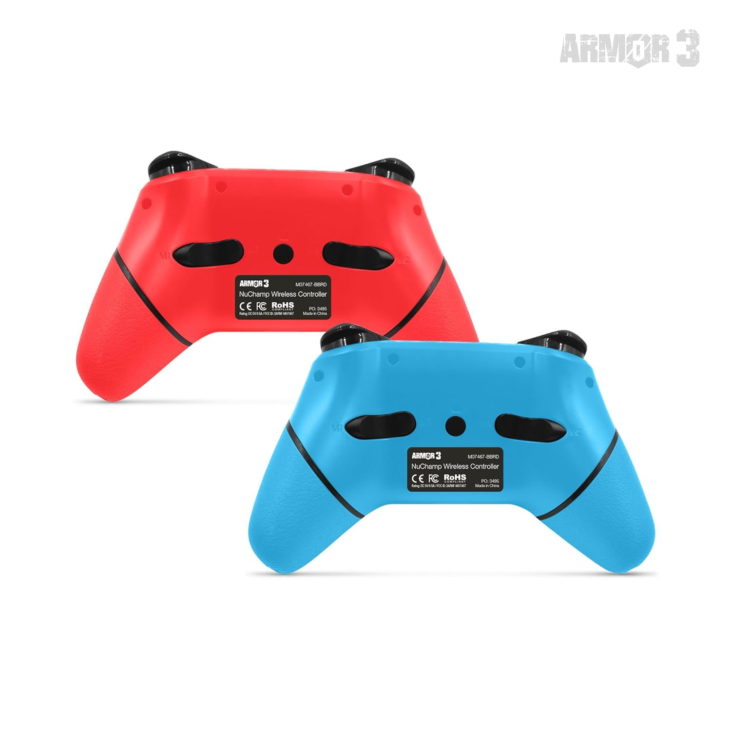 Zwei Gaming-Controller in Rot und Blau liegen nebeneinander auf weißem Grund.