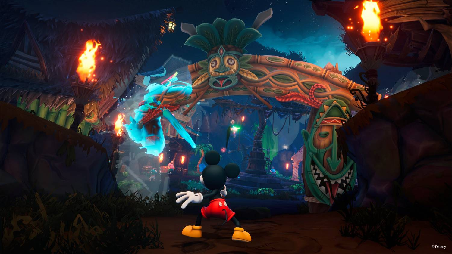 Mickey Mouse está ante una puerta Tiki con antorchas encendidas y una criatura azul.