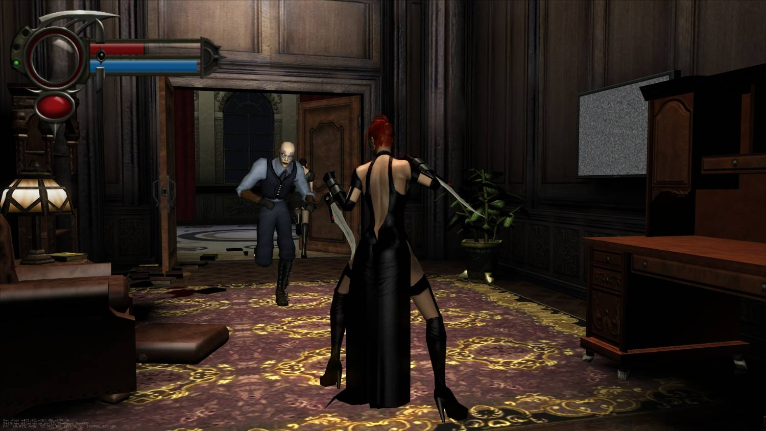 Una mujer con vestido negro y cuchillos lucha contra un hombre con camisa azul.